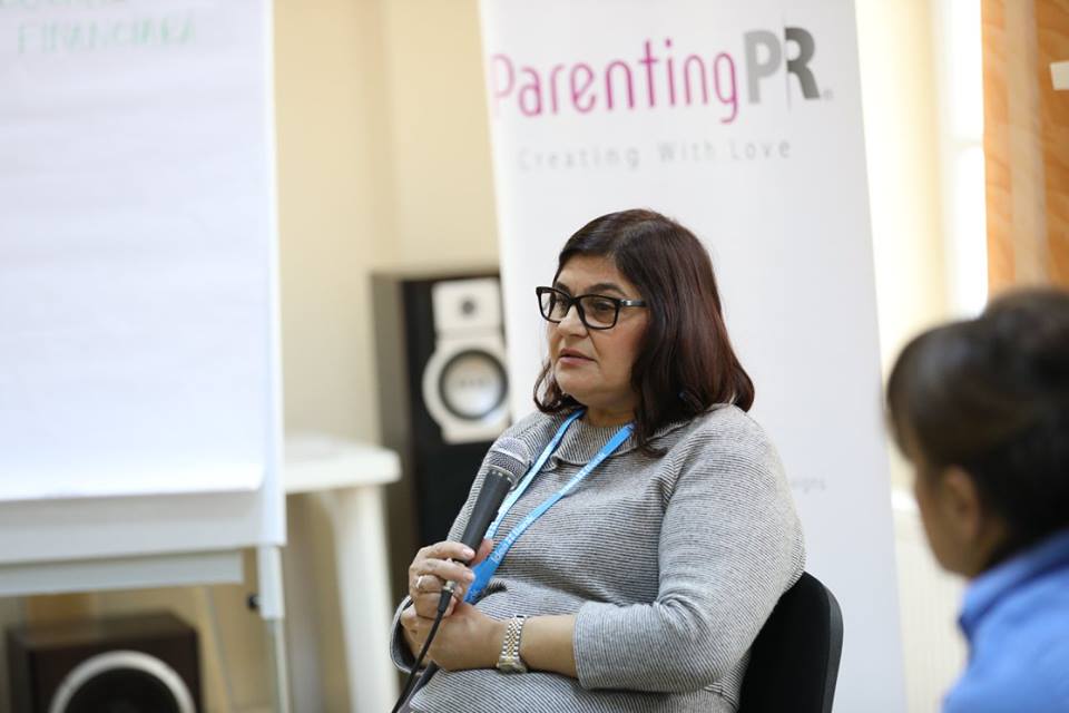 parenting pr, microfon, femeie vorbeste la microfon